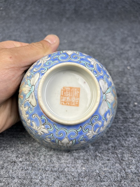 古玩陶瓷藍地粉彩福壽寶相花紋杯真品鑒賞圖