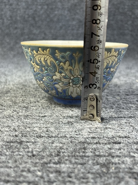 古玩陶瓷藍地粉彩福壽寶相花紋杯真品鑒賞圖