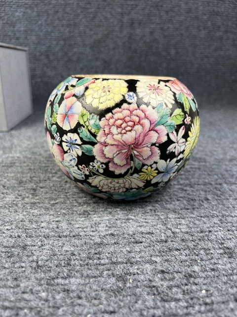 古玩陶瓷墨地粉彩百花不落地大水呈拍賣,當前價格3988元
