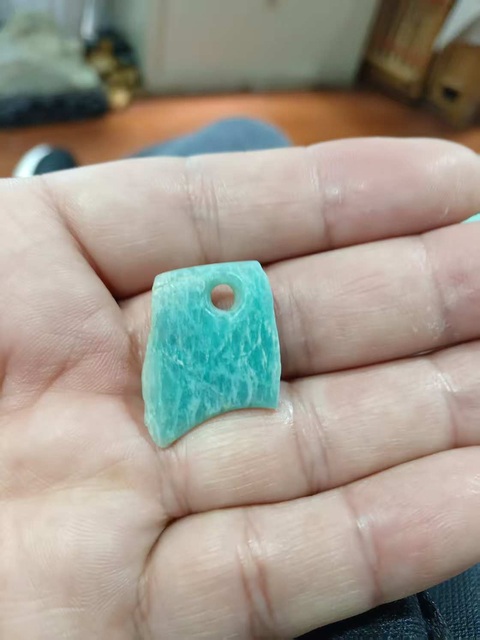 古玩玉器天河石殘片拍賣，當(dāng)前價(jià)格200元