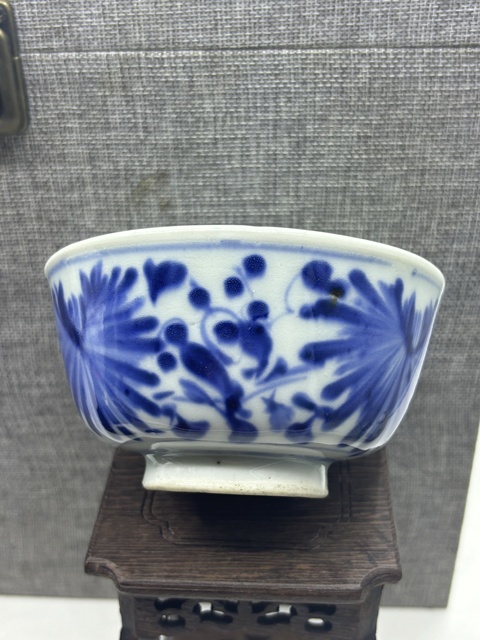 古玩陶瓷清代.梅蘭菊青花茶碗拍賣，當(dāng)前價(jià)格250元