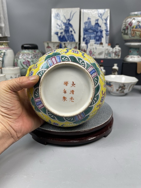 古玩陶瓷清未民初黃地粉彩萬壽無疆紋雙耳罐拍賣,當前價格6800元