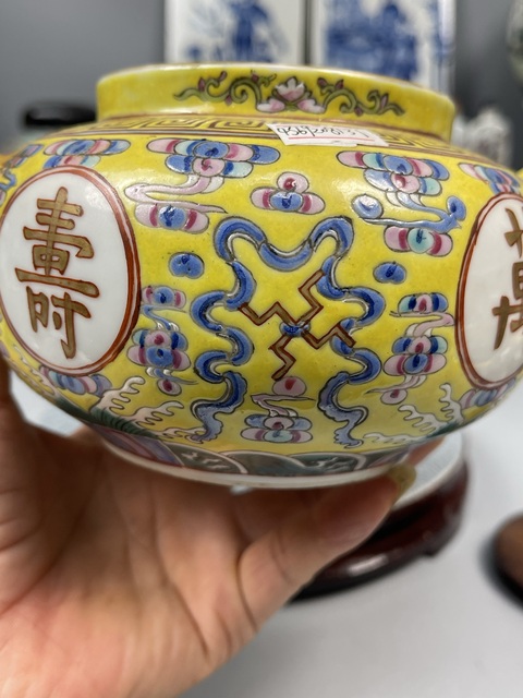 古玩陶瓷清未民初黃地粉彩萬壽無疆紋雙耳罐拍賣,當前價格6800元