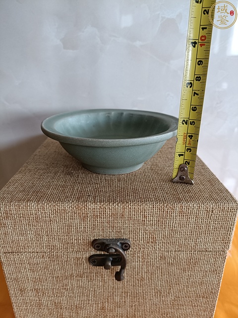 古玩陶瓷龍泉窯折沿菊瓣洗真品鑒賞圖