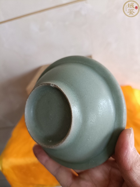 古玩陶瓷龍泉窯折沿菊瓣洗真品鑒賞圖