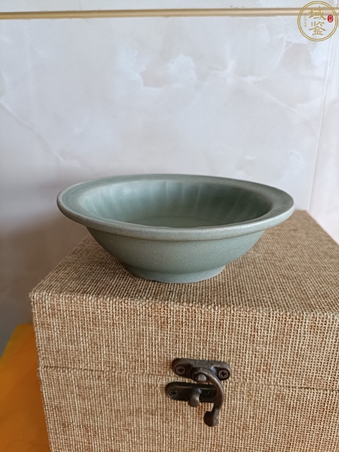 古玩陶瓷龍泉窯折沿菊瓣洗真品鑒賞圖