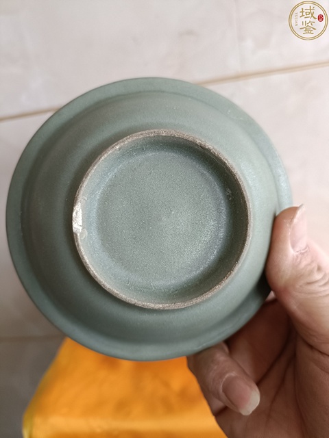 古玩陶瓷龍泉窯折沿菊瓣洗真品鑒賞圖