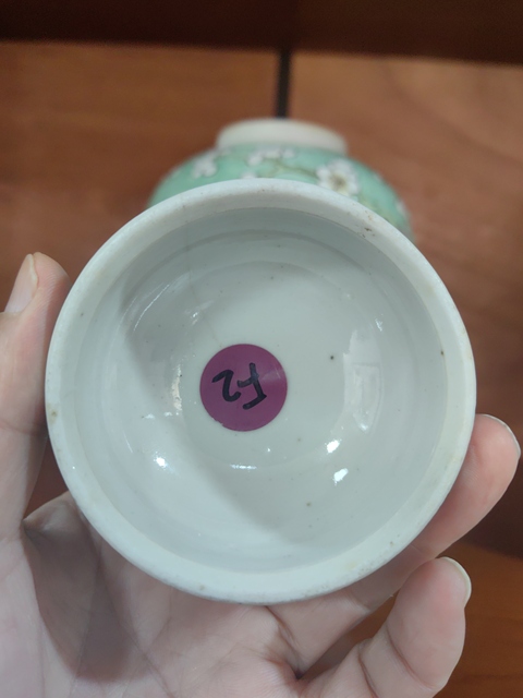 古玩陶瓷松石釉三彩梅花紋蓋罐真品鑒賞圖