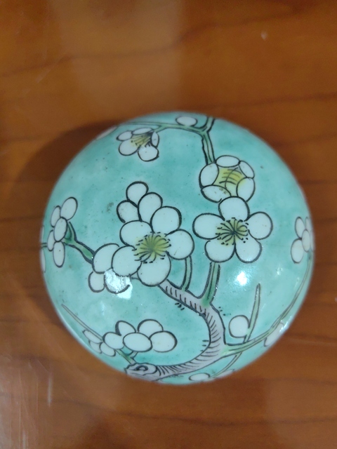 古玩陶瓷松石釉三彩梅花紋蓋罐真品鑒賞圖