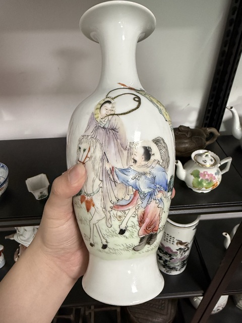 古玩陶瓷粉彩人物故事紋撇口瓶真品鑒賞圖
