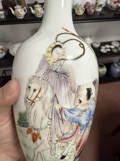 古玩陶瓷粉彩人物故事紋撇口瓶真品鑒賞圖