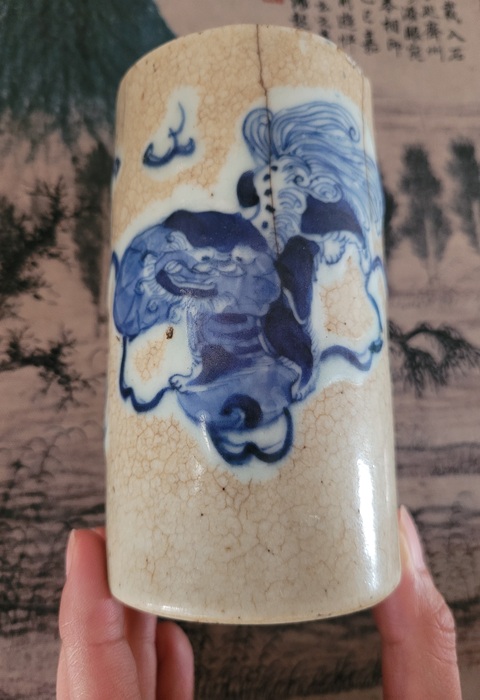 古玩陶瓷清中期哥釉地青花“獅子滾繡球”筆筒拍賣(mài)，當(dāng)前價(jià)格800元