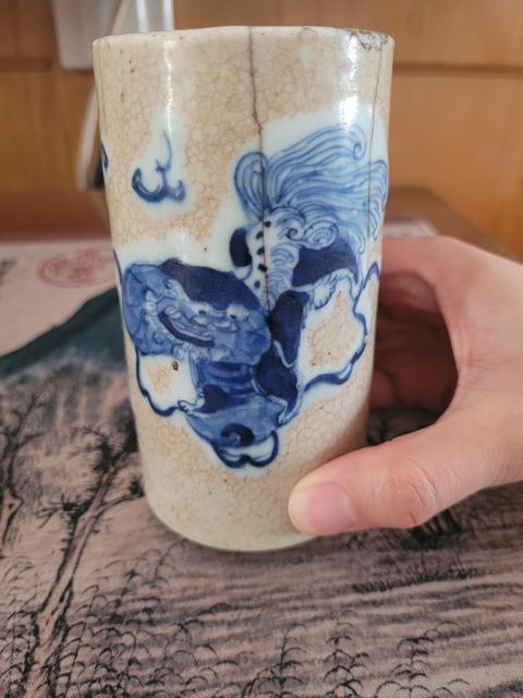 古玩陶瓷清中期哥釉地青花“獅子滾繡球”筆筒拍賣(mài)，當(dāng)前價(jià)格800元