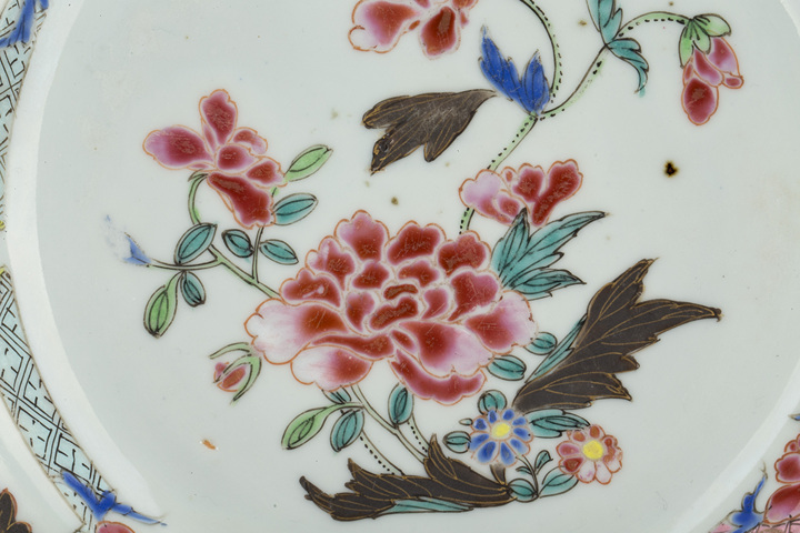 古玩陶瓷清雍正·粉彩花卉紋折沿盤真品鑒賞圖