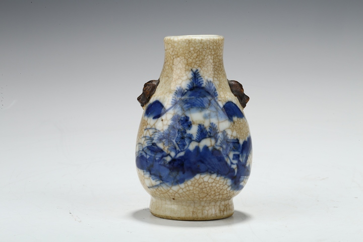 古玩陶瓷清晚·哥釉青花山水紋獸耳小瓶真品鑒賞圖