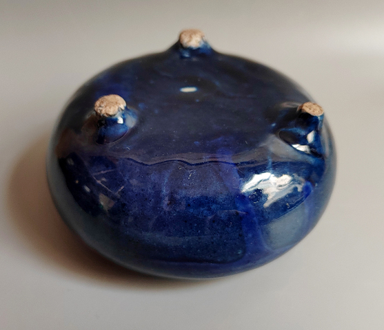 古玩陶瓷藍釉三足爐真品鑒賞圖