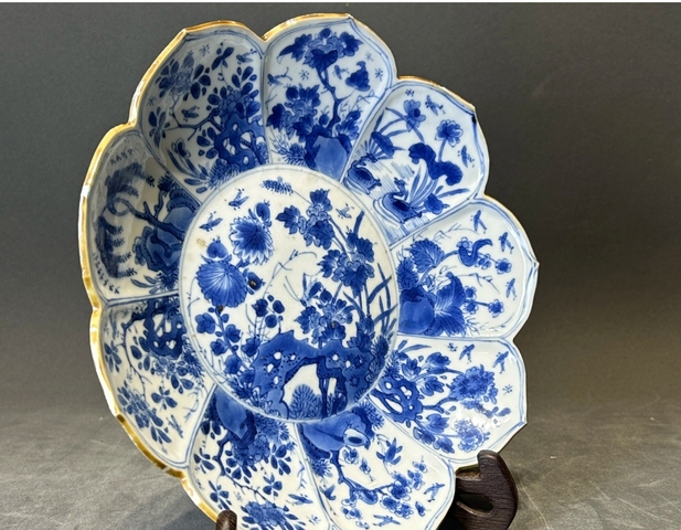 古玩陶瓷青花花蝶紋花口盤真品鑒賞圖