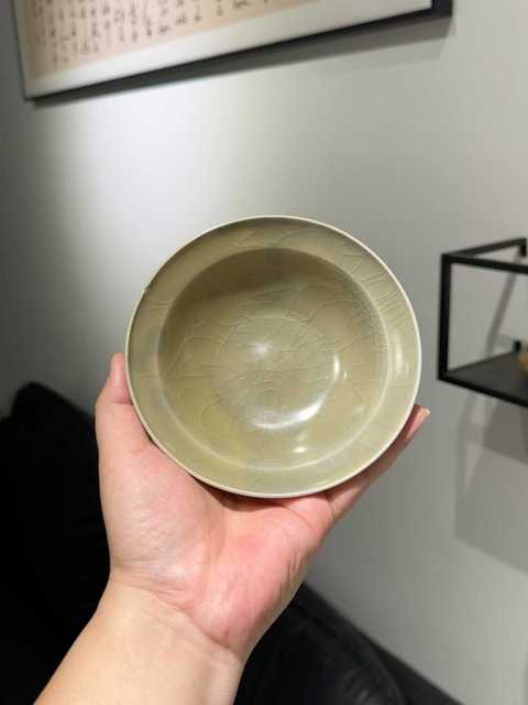 古玩陶瓷龍泉米黃釉折沿洗真品鑒賞圖
