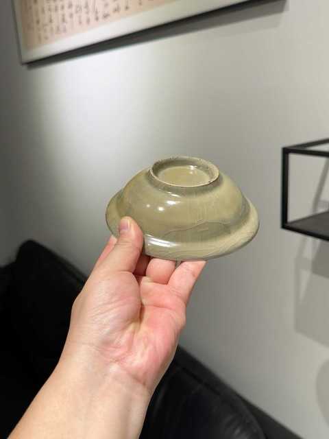 古玩陶瓷龍泉米黃釉折沿洗真品鑒賞圖
