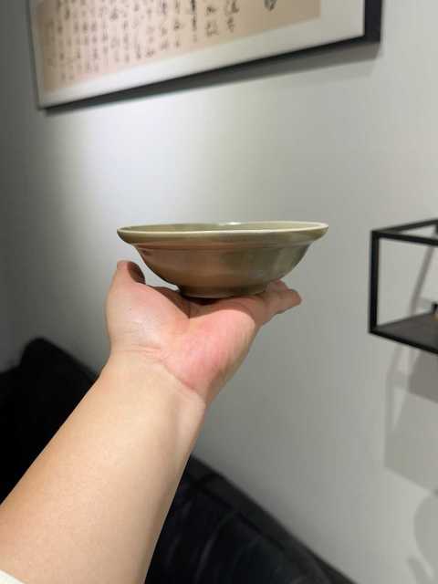 古玩陶瓷龍泉米黃釉折沿洗真品鑒賞圖