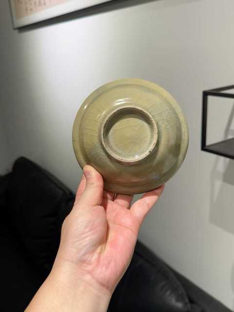 古玩陶瓷龍泉米黃釉折沿洗真品鑒賞圖