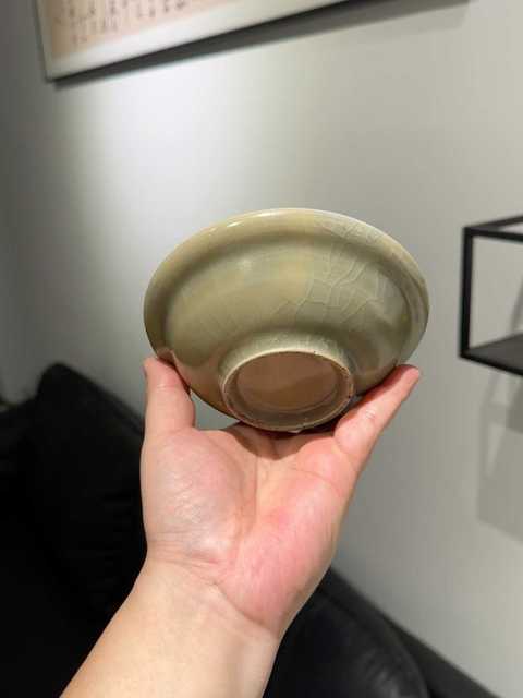 古玩陶瓷龍泉米黃釉折沿洗真品鑒賞圖