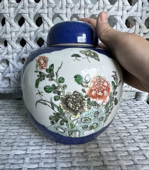 古玩陶瓷藍釉開光五彩花蝶紋蓋罐真品鑒賞圖