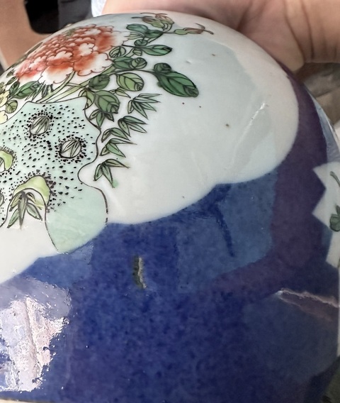 古玩陶瓷藍釉開光五彩花蝶紋蓋罐真品鑒賞圖