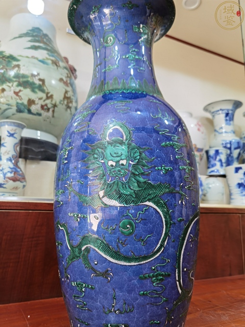 古玩陶瓷灑藍(lán)地綠龍羅漢瓶真品鑒賞圖
