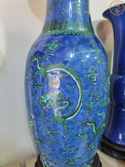 古玩陶瓷灑藍(lán)地綠龍羅漢瓶真品鑒賞圖