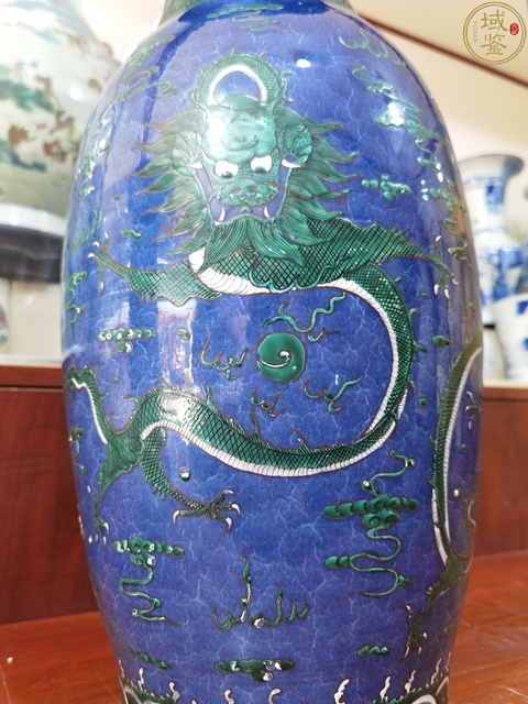 古玩陶瓷灑藍(lán)地綠龍羅漢瓶真品鑒賞圖