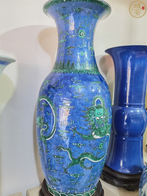古玩陶瓷灑藍(lán)地綠龍羅漢瓶真品鑒賞圖
