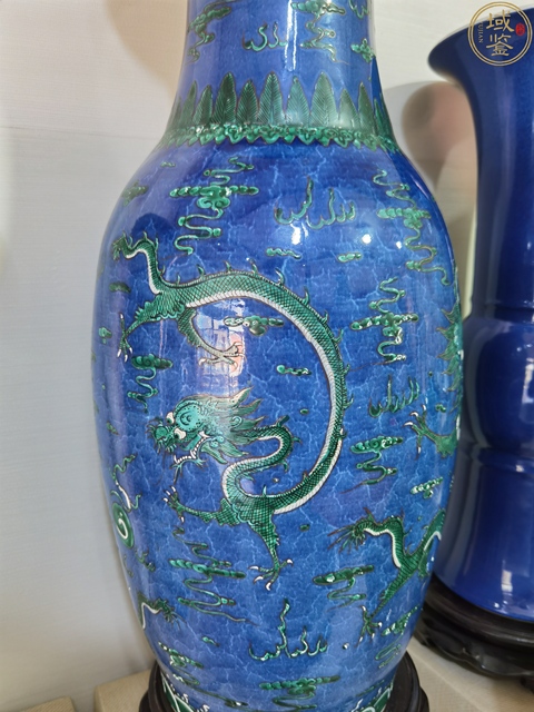 古玩陶瓷灑藍(lán)地綠龍羅漢瓶真品鑒賞圖