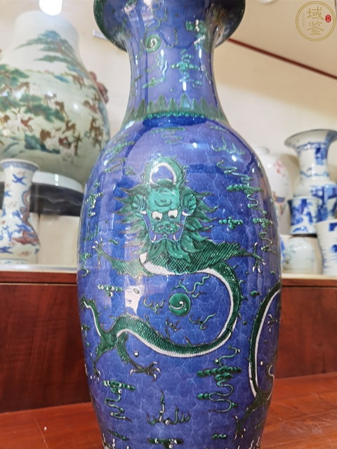 古玩陶瓷灑藍(lán)地綠龍羅漢瓶真品鑒賞圖