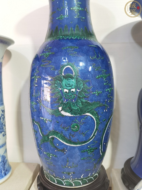 古玩陶瓷灑藍(lán)地綠龍羅漢瓶真品鑒賞圖