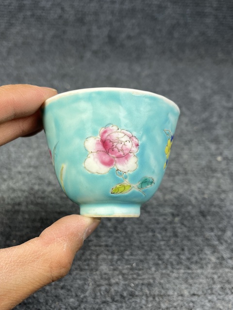古玩陶瓷綠地粉彩花卉紋仰鐘杯真品鑒賞圖