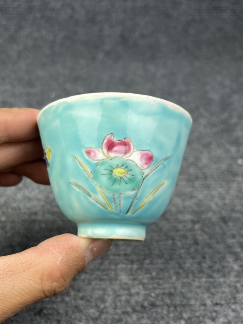 古玩陶瓷綠地粉彩花卉紋仰鐘杯真品鑒賞圖