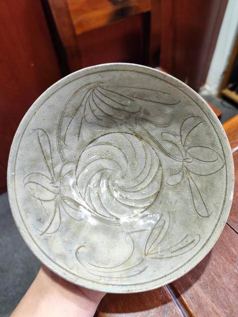 古玩陶瓷龍泉青瓷刻花碗真品鑒賞圖