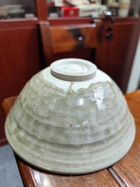 古玩陶瓷龍泉青瓷刻花碗真品鑒賞圖