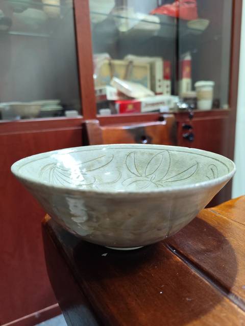 古玩陶瓷龍泉青瓷刻花碗真品鑒賞圖