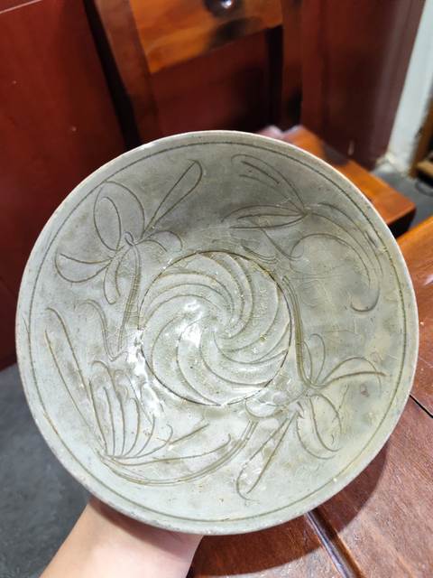 古玩陶瓷龍泉青瓷刻花碗真品鑒賞圖