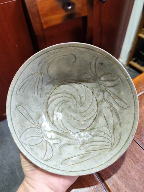 古玩陶瓷龍泉青瓷刻花碗真品鑒賞圖