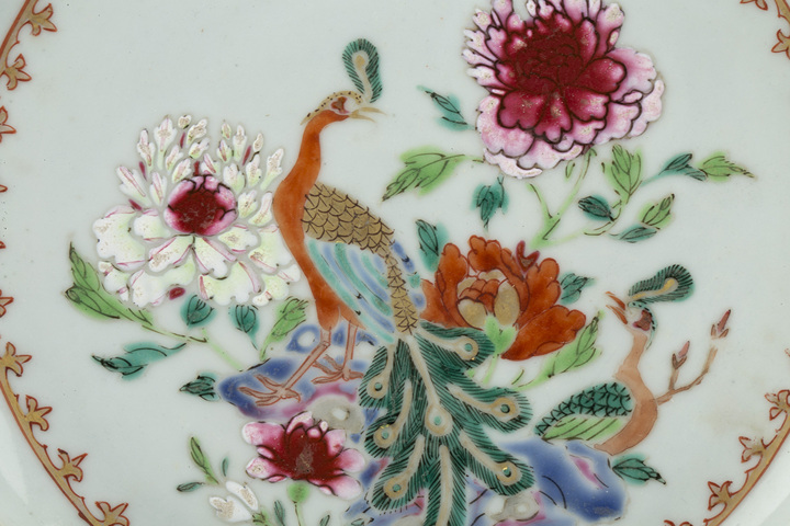 古玩陶瓷清乾隆·粉彩孔雀牡丹紋折沿盤真品鑒賞圖