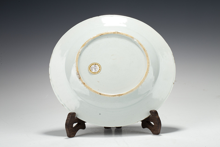 古玩陶瓷清乾隆·粉彩孔雀牡丹紋折沿盤真品鑒賞圖