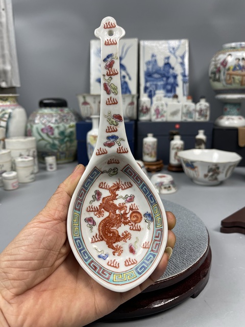 古玩陶瓷粉彩龍紋湯勺真品鑒賞圖