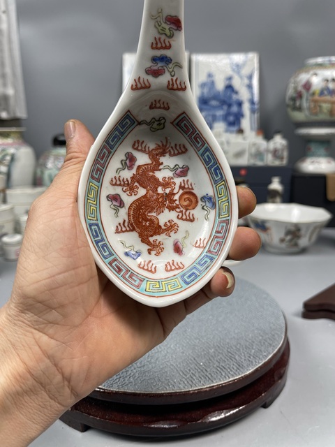 古玩陶瓷粉彩龍紋湯勺真品鑒賞圖