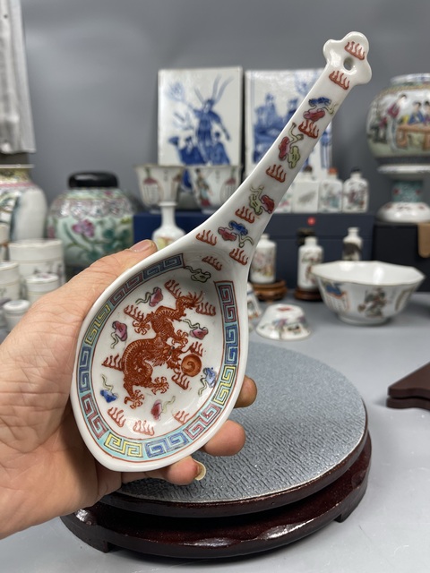古玩陶瓷粉彩龍紋湯勺真品鑒賞圖