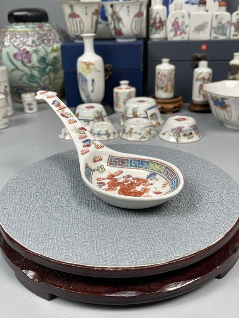 古玩陶瓷粉彩龍紋湯勺真品鑒賞圖