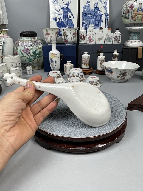 古玩陶瓷粉彩龍紋湯勺真品鑒賞圖