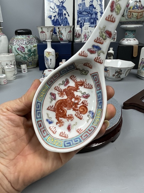 古玩陶瓷粉彩龍紋湯勺真品鑒賞圖